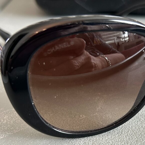 Chanel Signature Oval Sunglasses 5312 Black - Picture 1 of 7